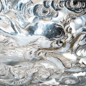 Een Chinese zilveren 'draken' tazza en een driepotige schotel met handvat, Sing Fat, Canton of Shanghai, 19/20e eeuw — foto 16