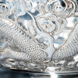 Een Chinese zilveren 'draken' tazza en een driepotige schotel met handvat, Sing Fat, Canton of Shanghai, 19/20e eeuw — foto 19