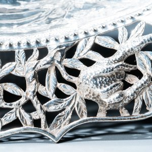 Een Chinese zilveren 'draken' tazza en een driepotige schotel met handvat, Sing Fat, Canton of Shanghai, 19/20e eeuw — foto 22