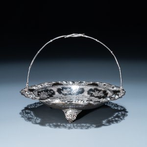 Een Chinese zilveren 'draken' tazza en een driepotige schotel met handvat, Sing Fat, Canton of Shanghai, 19/20e eeuw — foto 2