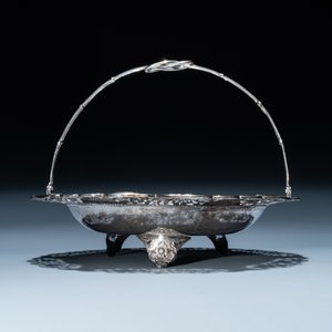 Een Chinese zilveren 'draken' tazza en een driepotige schotel met handvat, Sing Fat, Canton of Shanghai, 19/20e eeuw — foto 3
