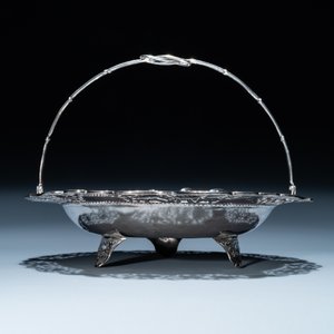Een Chinese zilveren 'draken' tazza en een driepotige schotel met handvat, Sing Fat, Canton of Shanghai, 19/20e eeuw — foto 5