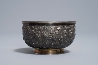 Een Chinese zilveren kom met reliëfdecor, gemerkt Qing Xiang, 19/20e eeuw