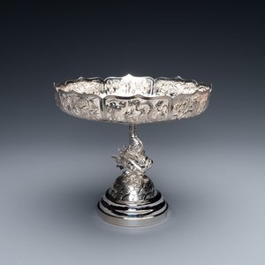 Een Chinese zilveren tazza met een karperdraak, 19/20e eeuw — foto 1