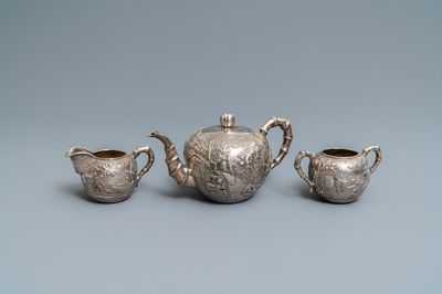 Een Chinese zilveren theepot, een melkkan en een suikerpot, gemerkt Luen Wo - Shanghai, eind 19e eeuw