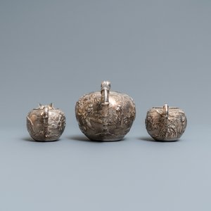 Een Chinese zilveren theepot, een melkkan en een suikerpot, gemerkt Luen Wo - Shanghai, eind 19e eeuw — foto 5