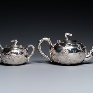 Een Chinese zilveren theepot en een suikerpot, 19/20e eeuw — foto 4