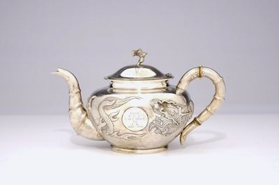 Een Chinese zilveren theepot met drakendecor en inscriptie, ca. 1936