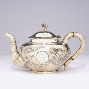 Een Chinese zilveren theepot met drakendecor en inscriptie, ca. 1936 — foto 1
