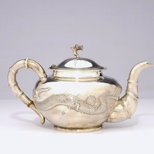 Een Chinese zilveren theepot met drakendecor en inscriptie, ca. 1936 — foto 2