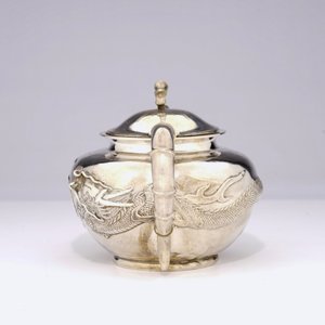 Een Chinese zilveren theepot met drakendecor en inscriptie, ca. 1936 — foto 4
