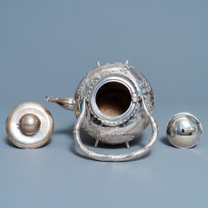 Een Chinese zilveren theepot op komfoor, Luen Wo, Shanghai, 19e eeuw — foto 16