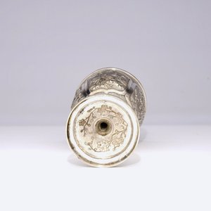 Een Chinese zilveren trofee met inscriptie, gedat. 1902 — foto 6