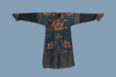 Een Chinese zomermantel met gouddraad geborduurd, 19e eeuw