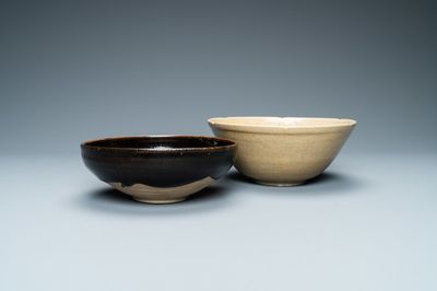 Een Chinese zwart-geglazuurde Cizhou kom en een crèmekleurige kom, Song en/of later