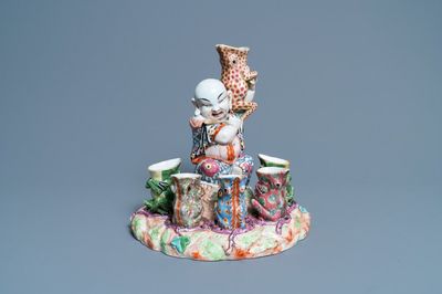 Een chinoiserie groep in porselein uit Bayeux, Frankrijk, 19e eeuw