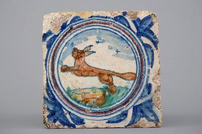 Een cirkeltegel in vroege Engelse Delftware met een vos, ca. 1580