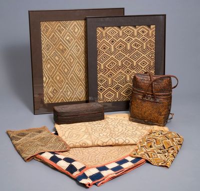Een collectie Afrikaans textiel en twee mandjes, vnl. Kuba, Congo, 19/20e eeuw