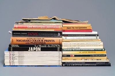 Een collectie boeken en magazines over Japanse kunst