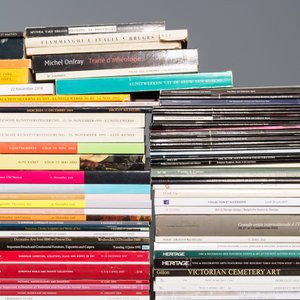 Een collectie boeken en veilingcatalogi over Europese toegepaste kunst — foto 4