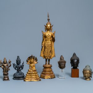 Een collectie bronzen figuren en fragmenten, India, Thailand en Tibet, 19e eeuw en vroeger — foto 2