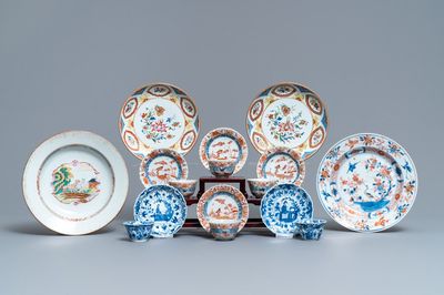 Een collectie Chinees blauw-wit, famille rose en Imari-stijl porselein, Kangxi/Qianlong