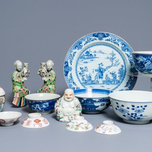 Een collectie Chinees blauwwit en famille rose porselein, w.o. 'Bleu de Hue', 18/19e eeuw — foto 1
