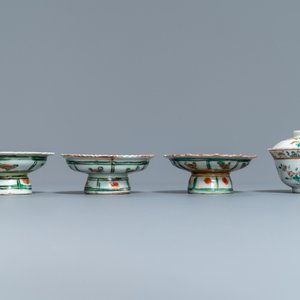 Een collectie Chinees famille rose porselein en een Yixing steengoed theepot, 18/19e eeuw — foto 11