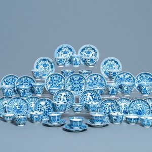 Een collectie Chinese blauw-witte koppen en schotels, 19e eeuw — foto 1