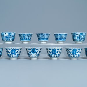 Een collectie Chinese blauw-witte koppen en schotels, 19e eeuw — foto 17