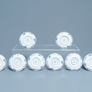 Een collectie Chinese blauw-witte koppen en schotels, 19e eeuw — foto 3