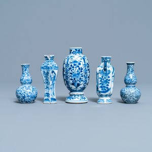 Een collectie Chinese blauw-witte vazen, Kangxi — foto 17