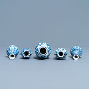 Een collectie Chinese blauw-witte vazen, Kangxi — foto 18