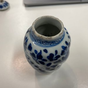 Een collectie Chinese blauw-witte vazen, Kangxi — foto 23