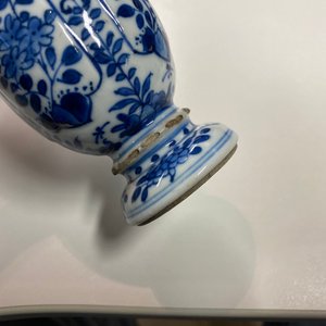 Een collectie Chinese blauw-witte vazen, Kangxi — foto 32