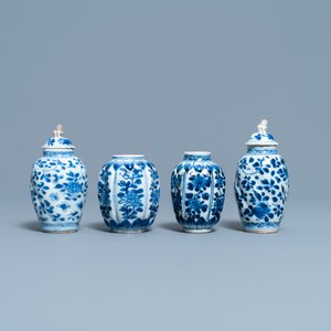 Een collectie Chinese blauw-witte vazen, Kangxi — foto 8