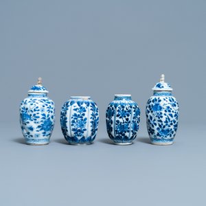 Een collectie Chinese blauw-witte vazen, Kangxi — foto 9