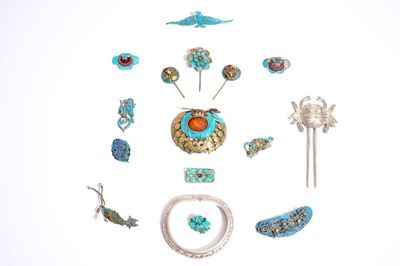 Een collectie Chinese broches en spelden in zilver en ijsvogelveren, 19/20e eeuw