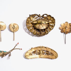 Een collectie Chinese broches en spelden in zilver en ijsvogelveren, 19/20e eeuw — foto 3