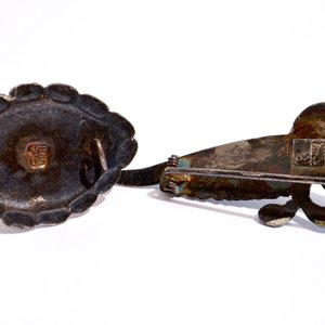 Een collectie Chinese broches en spelden in zilver en ijsvogelveren, 19/20e eeuw — foto 6