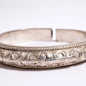 Een collectie Chinese broches en spelden in zilver en ijsvogelveren, 19/20e eeuw — foto 7