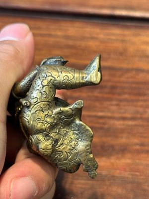 Een collectie Chinese en Sino-Tibetaanse bronzen sculpturen en scrollgewichten, Qing — foto 36