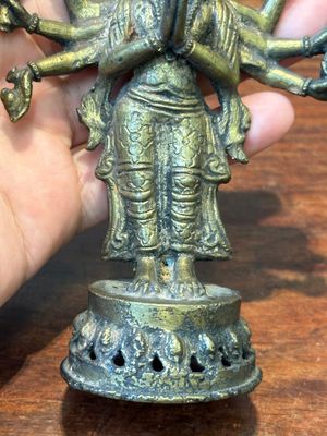 Een collectie Chinese en Sino-Tibetaanse bronzen sculpturen en scrollgewichten, Qing — foto 7