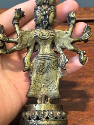 Een collectie Chinese en Sino-Tibetaanse bronzen sculpturen en scrollgewichten, Qing — foto 9