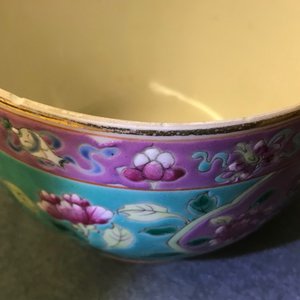 Een collectie Chinese famille rose kommen en een vaas voor de Peranakan of Straits markt, 19e eeuw — foto 17