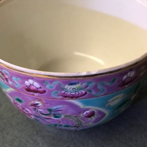Een collectie Chinese famille rose kommen en een vaas voor de Peranakan of Straits markt, 19e eeuw — foto 18