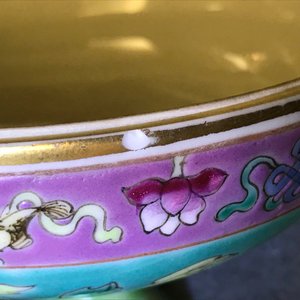 Een collectie Chinese famille rose kommen en een vaas voor de Peranakan of Straits markt, 19e eeuw — foto 23