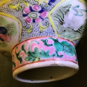 Een collectie Chinese famille rose kommen en een vaas voor de Peranakan of Straits markt, 19e eeuw — foto 25
