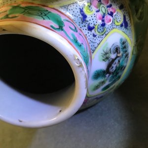Een collectie Chinese famille rose kommen en een vaas voor de Peranakan of Straits markt, 19e eeuw — foto 27