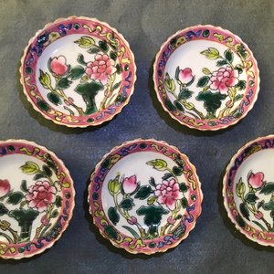 Een collectie Chinese famille rose kommen en een vaas voor de Peranakan of Straits markt, 19e eeuw — foto 31
